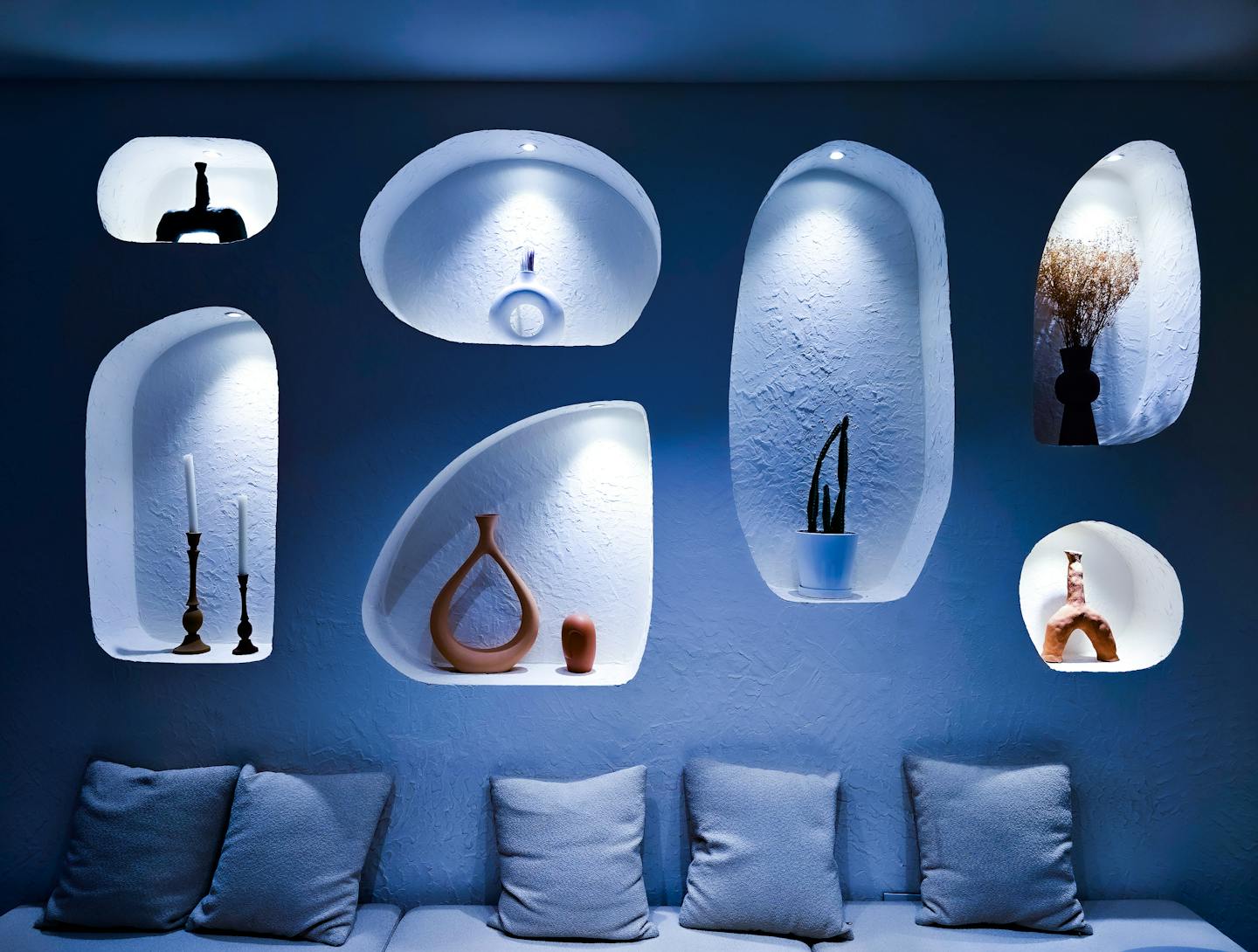 Made-to-measure alcove units with integrated shelving